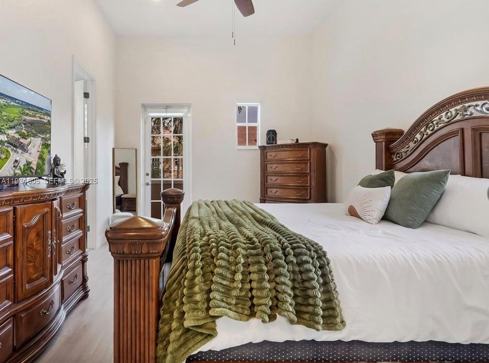 出租: $3,950 (4 贝兹, 3 浴室, 2300 平方英尺)