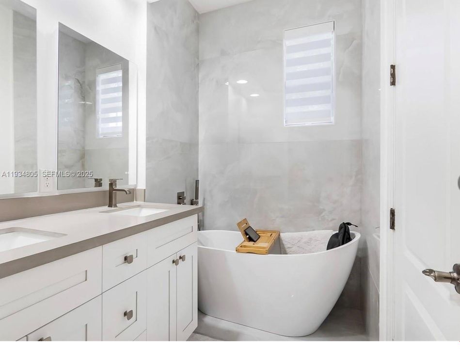 出租: $3,950 (4 贝兹, 3 浴室, 2300 平方英尺)