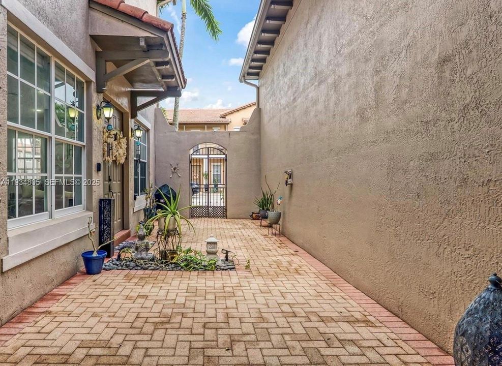 出租: $3,950 (4 贝兹, 3 浴室, 2300 平方英尺)