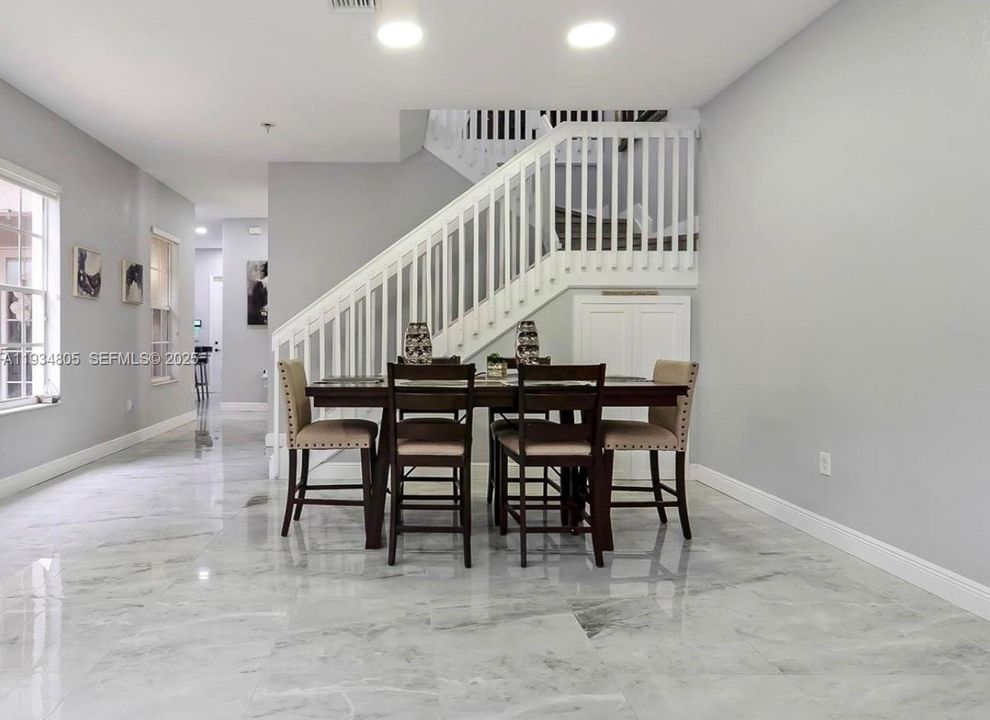 出租: $3,950 (4 贝兹, 3 浴室, 2300 平方英尺)