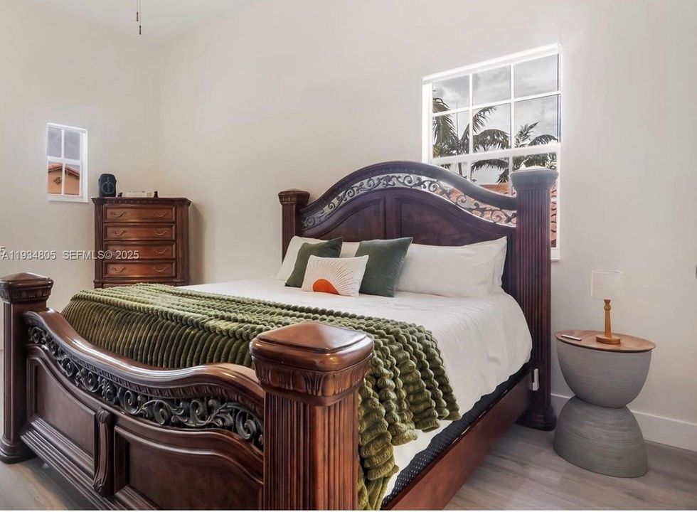 出租: $3,950 (4 贝兹, 3 浴室, 2300 平方英尺)