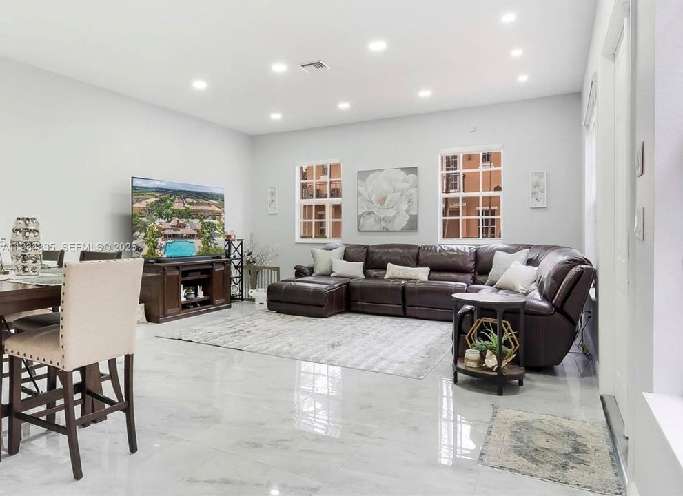 出租: $3,950 (4 贝兹, 3 浴室, 2300 平方英尺)