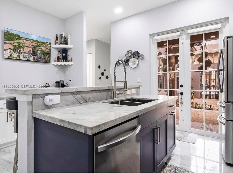 出租: $3,950 (4 贝兹, 3 浴室, 2300 平方英尺)