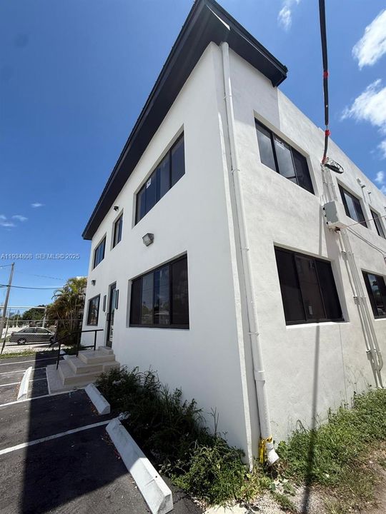 For Rent: $2,000 (1 beds, 1 baths, 635 Square Feet)