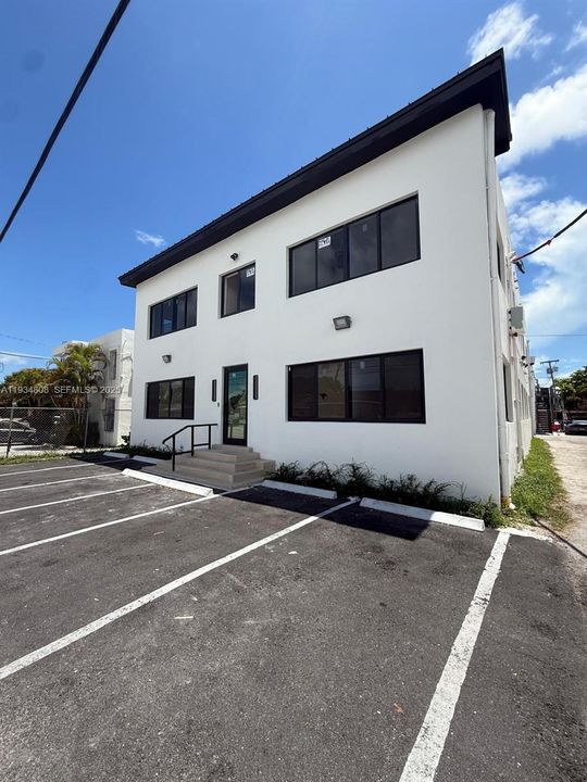 For Rent: $2,000 (1 beds, 1 baths, 635 Square Feet)