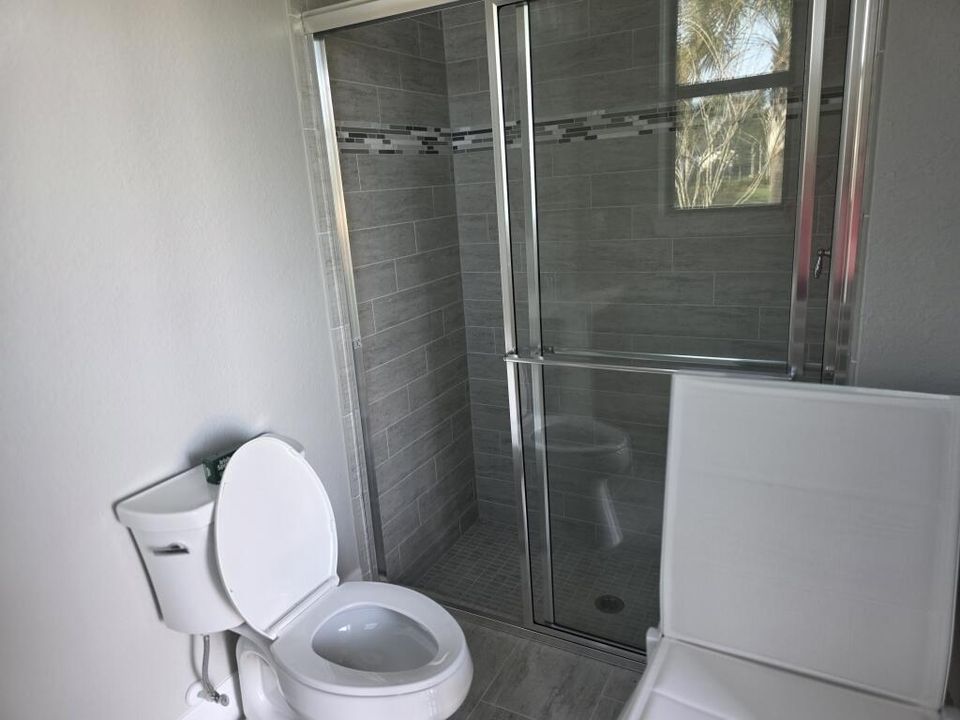 30-Exterior Full Bath