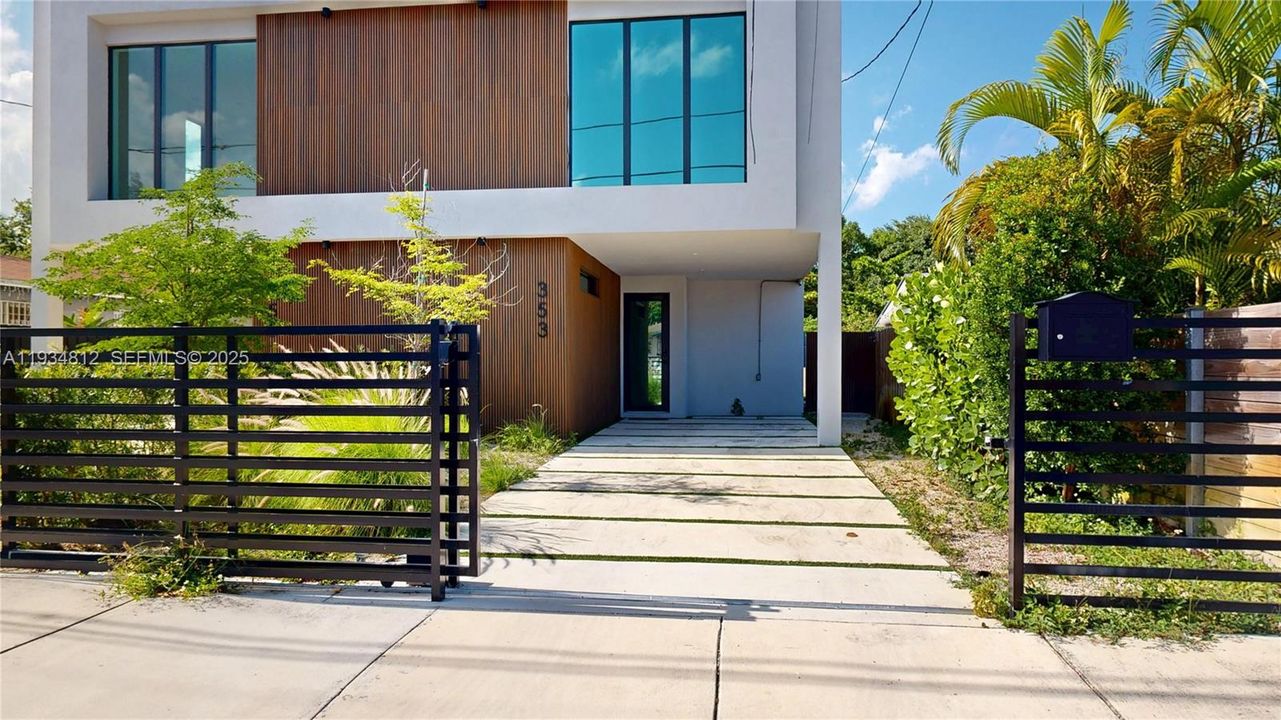 For Rent: $5,800 (3 beds, 2 baths, 1676 Square Feet)