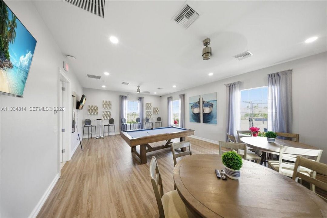 Rec room with Billard table and recessed lighting