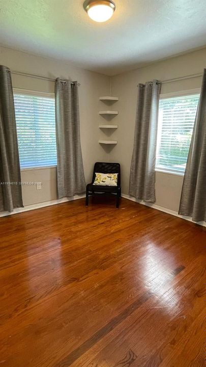 For Sale: $819,000 (2 beds, 1 baths, 1373 Square Feet)