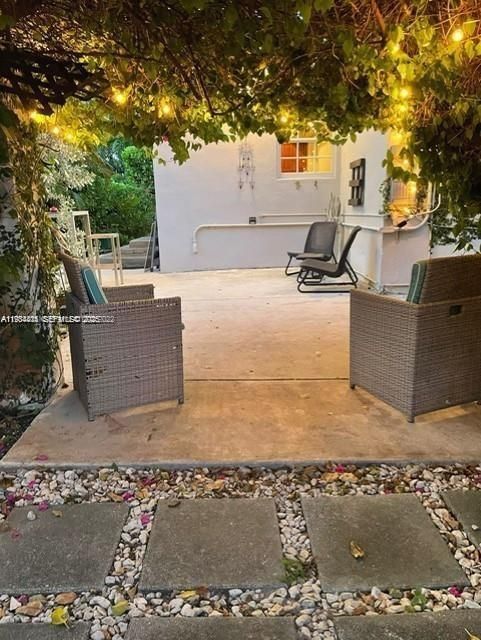 For Sale: $965,000 (2 beds, 1 baths, 1373 Square Feet)