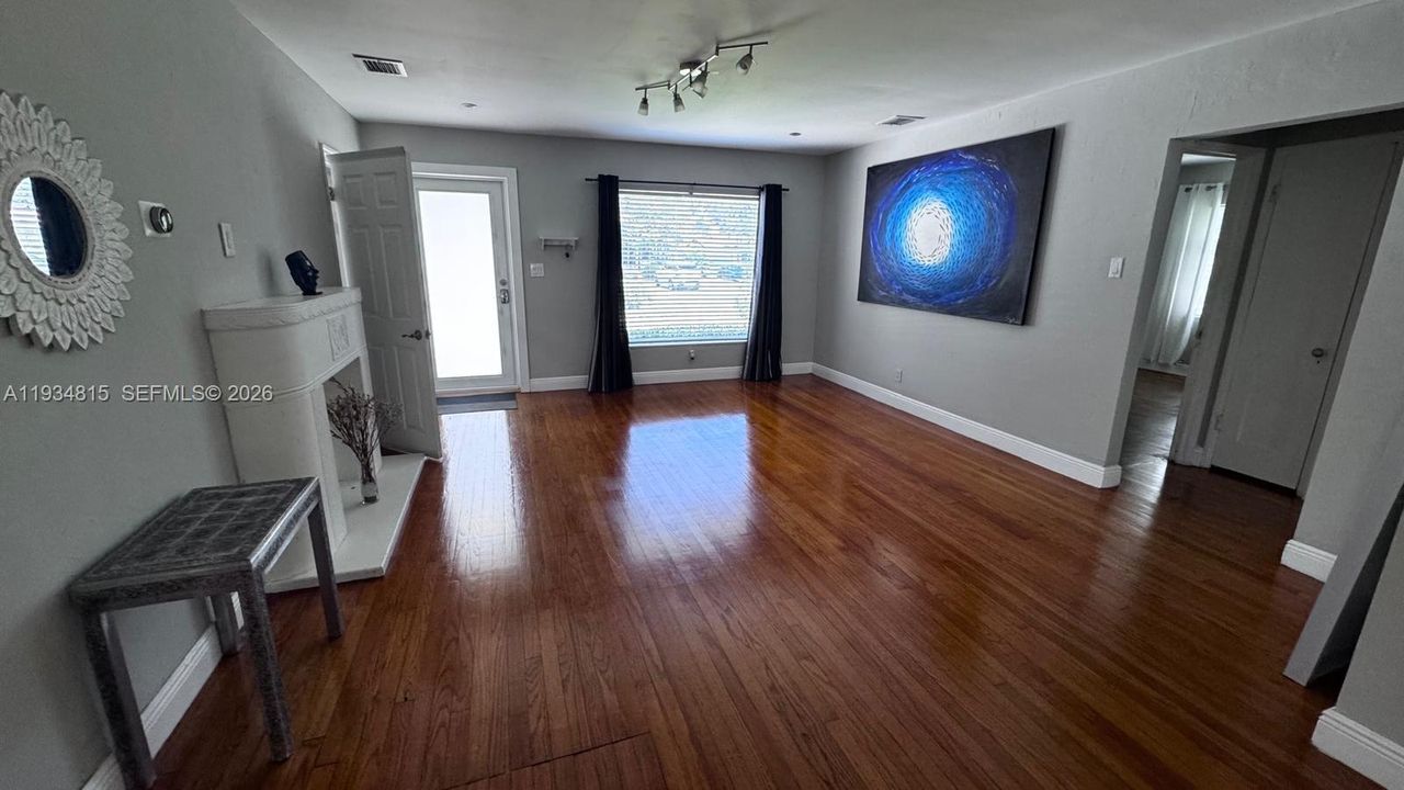 For Sale: $819,000 (2 beds, 1 baths, 1373 Square Feet)