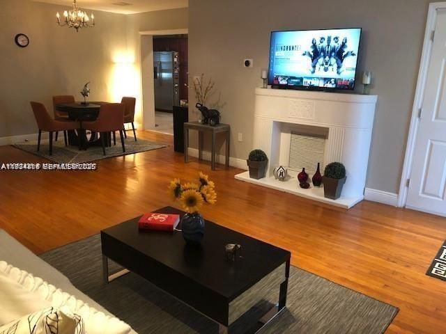 For Sale: $965,000 (2 beds, 1 baths, 1373 Square Feet)