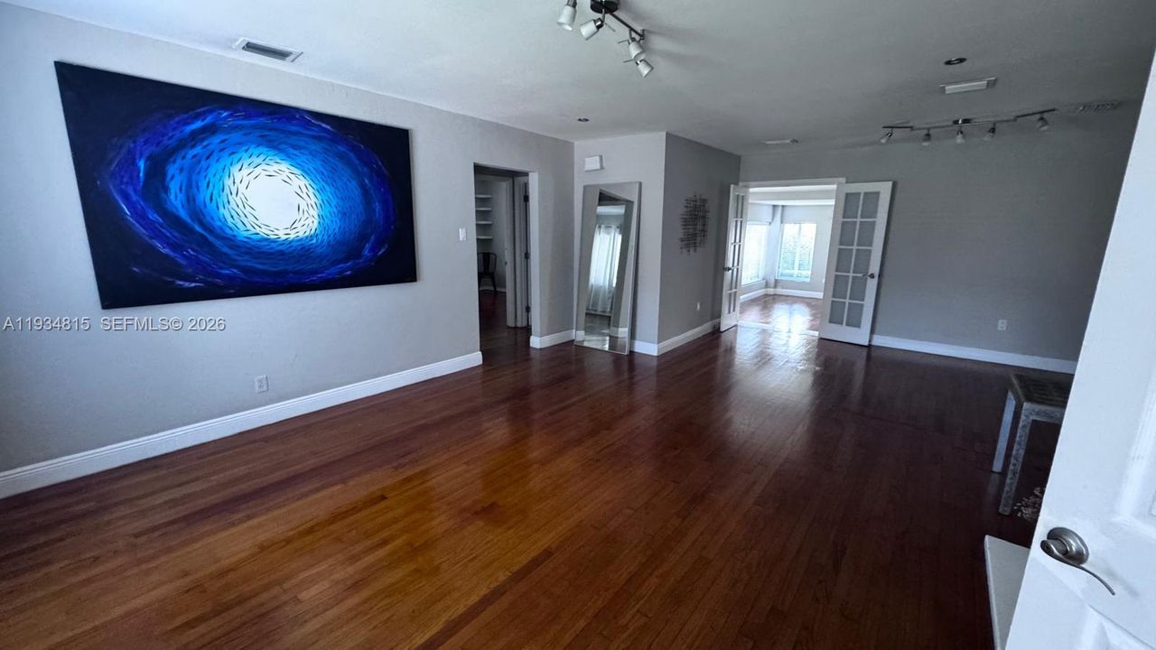 For Sale: $819,000 (2 beds, 1 baths, 1373 Square Feet)