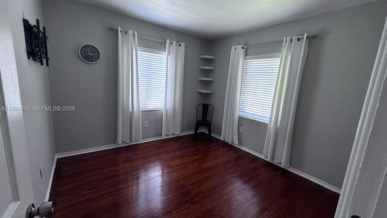 For Sale: $819,000 (2 beds, 1 baths, 1373 Square Feet)