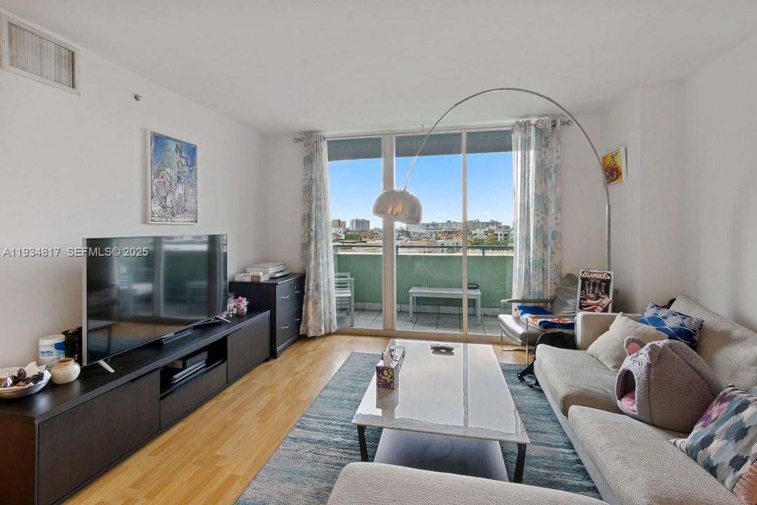 出租: $4,750 (1 贝兹, 1 浴室, 740 平方英尺)