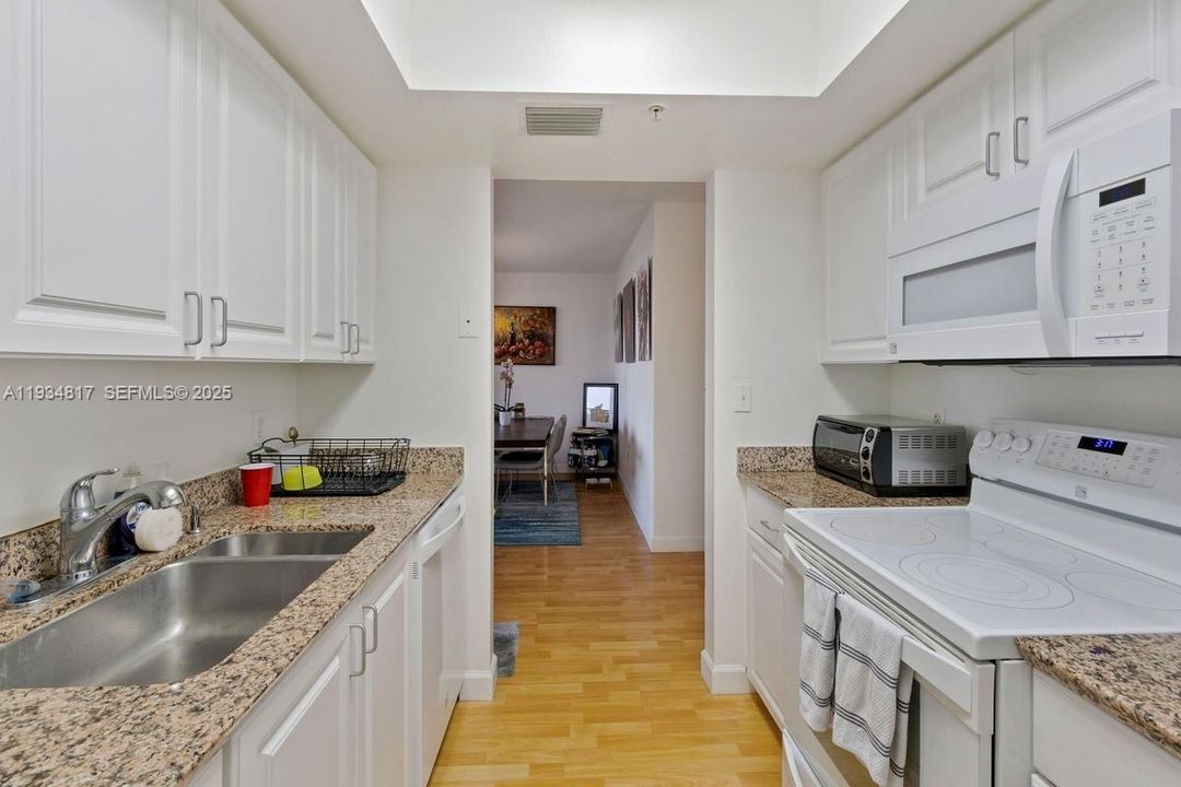 出租: $4,750 (1 贝兹, 1 浴室, 740 平方英尺)