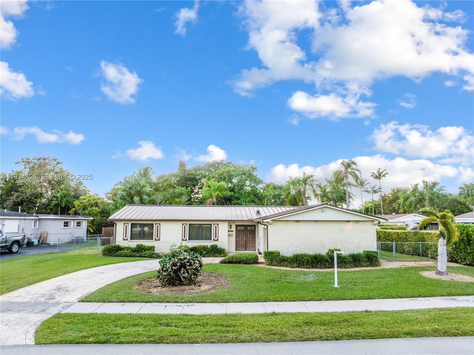 For Sale: $850,000 (4 beds, 2 baths, 1785 Square Feet)