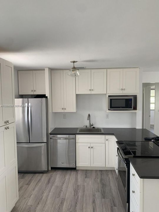 出租: $2,000 (2 贝兹, 1 浴室, 894 平方英尺)