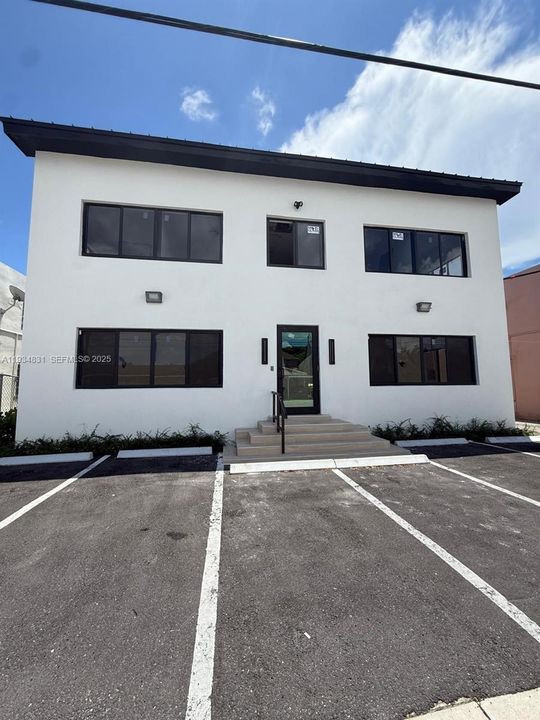 For Rent: $2,500 (2 beds, 1 baths, 735 Square Feet)