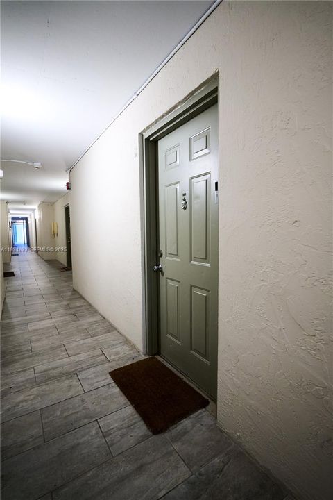 For Sale: $220,000 (1 beds, 1 baths, 760 Square Feet)