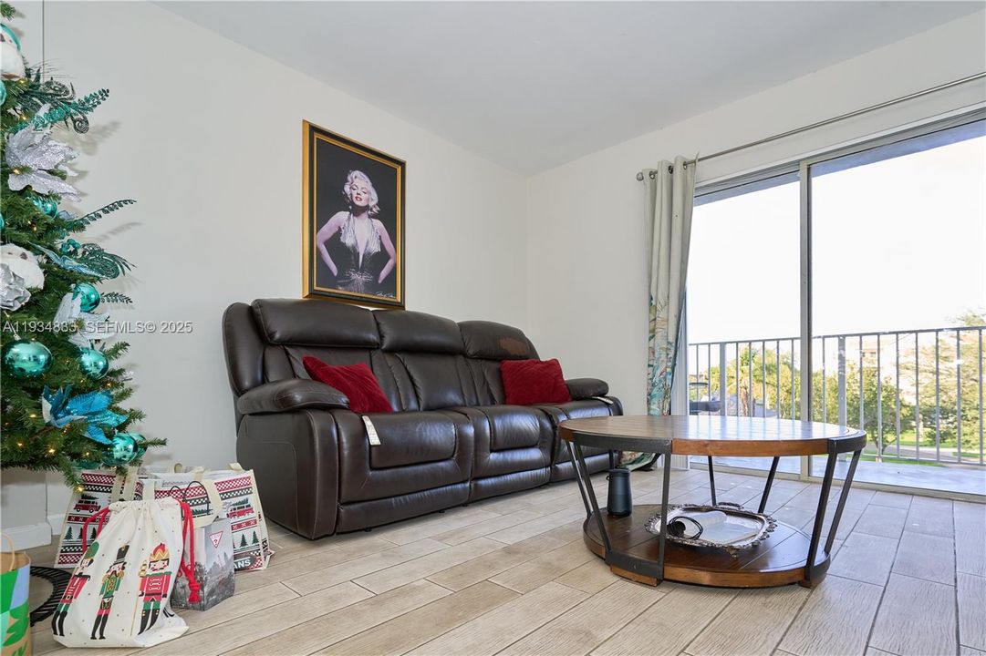 For Sale: $220,000 (1 beds, 1 baths, 760 Square Feet)