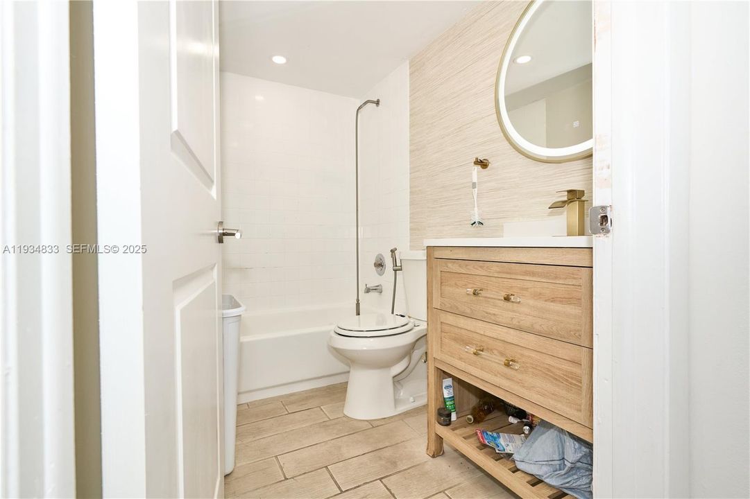 For Sale: $220,000 (1 beds, 1 baths, 760 Square Feet)