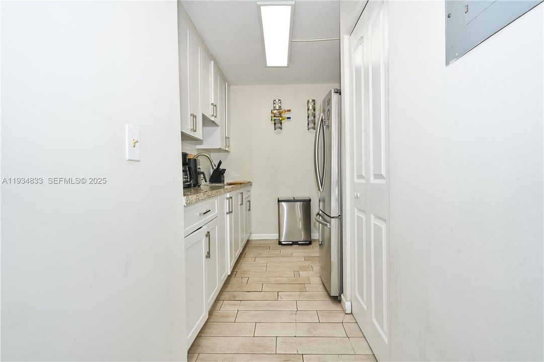 For Sale: $220,000 (1 beds, 1 baths, 760 Square Feet)