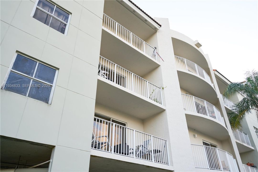 For Sale: $220,000 (1 beds, 1 baths, 760 Square Feet)