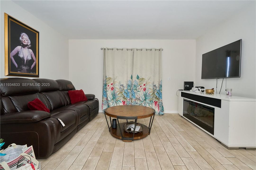 For Sale: $220,000 (1 beds, 1 baths, 760 Square Feet)