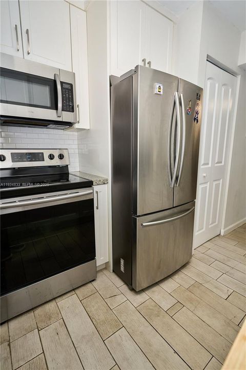 For Sale: $220,000 (1 beds, 1 baths, 760 Square Feet)