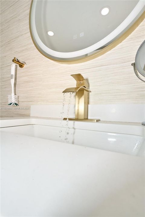 For Sale: $220,000 (1 beds, 1 baths, 760 Square Feet)