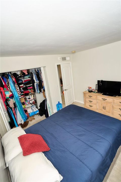 For Sale: $220,000 (1 beds, 1 baths, 760 Square Feet)