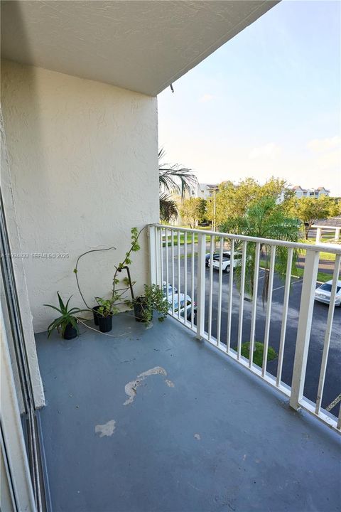 For Sale: $220,000 (1 beds, 1 baths, 760 Square Feet)