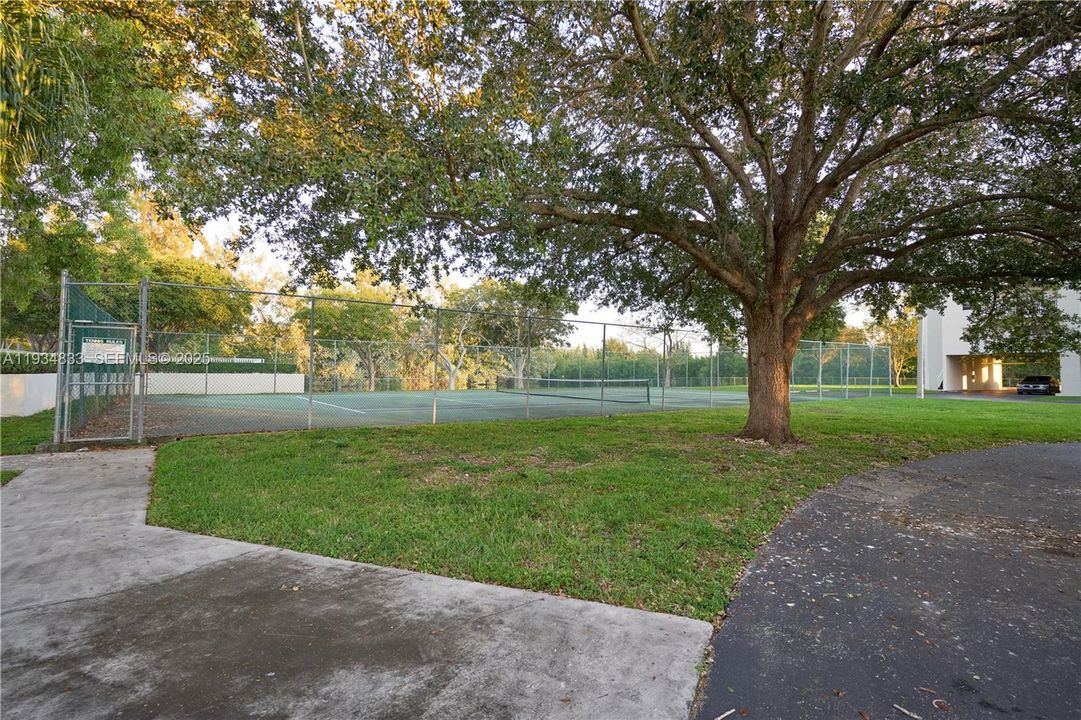 For Sale: $220,000 (1 beds, 1 baths, 760 Square Feet)