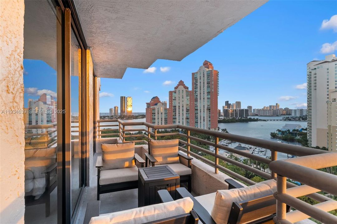 For Rent: $4,400 (2 beds, 2 baths, 1271 Square Feet)