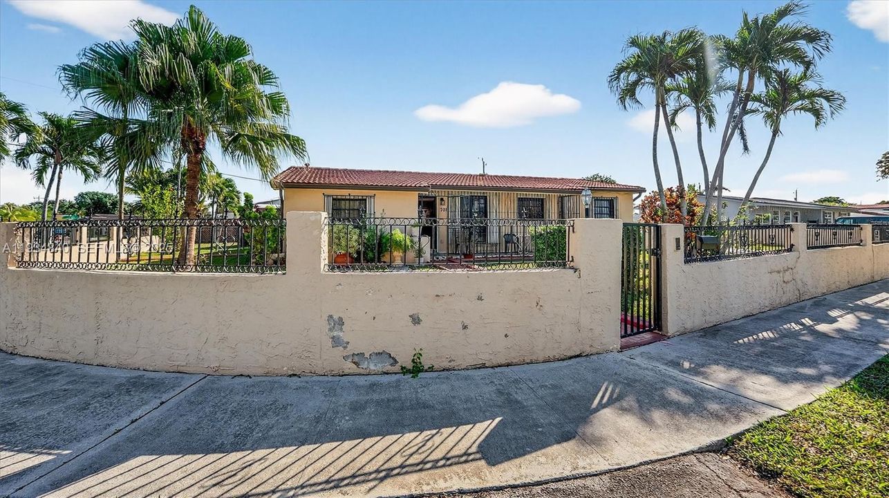 For Sale: $799,000 (3 beds, 2 baths, 1685 Square Feet)