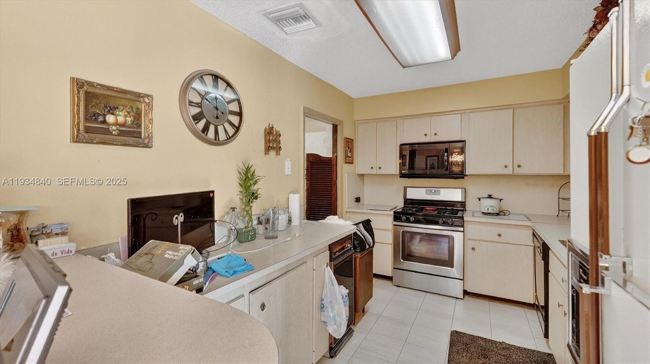 For Sale: $799,000 (3 beds, 2 baths, 1685 Square Feet)