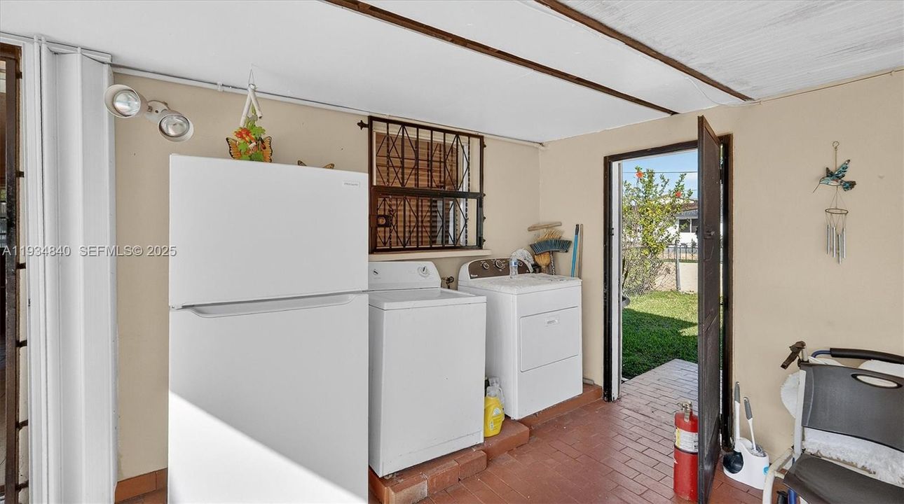 For Sale: $799,000 (3 beds, 2 baths, 1685 Square Feet)