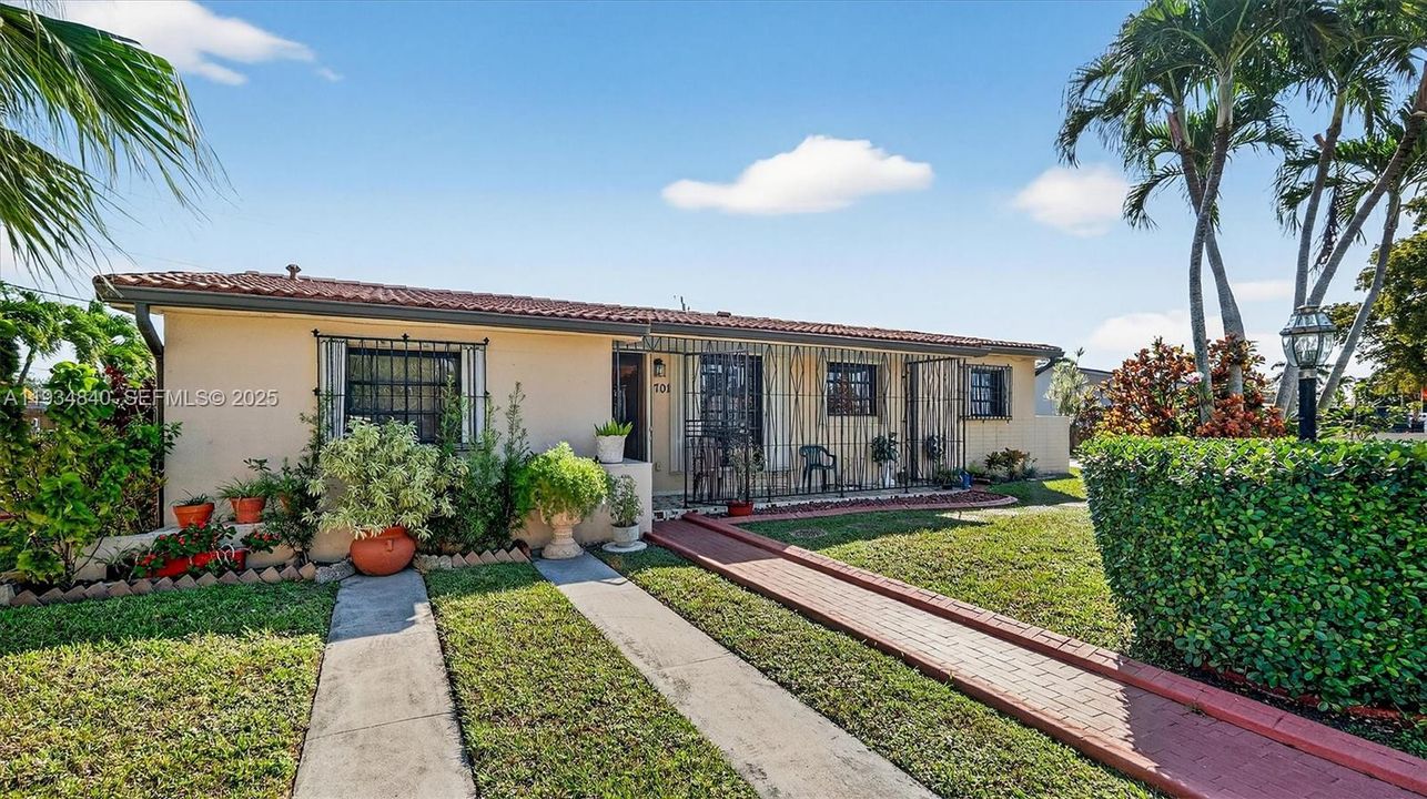 For Sale: $799,000 (3 beds, 2 baths, 1685 Square Feet)