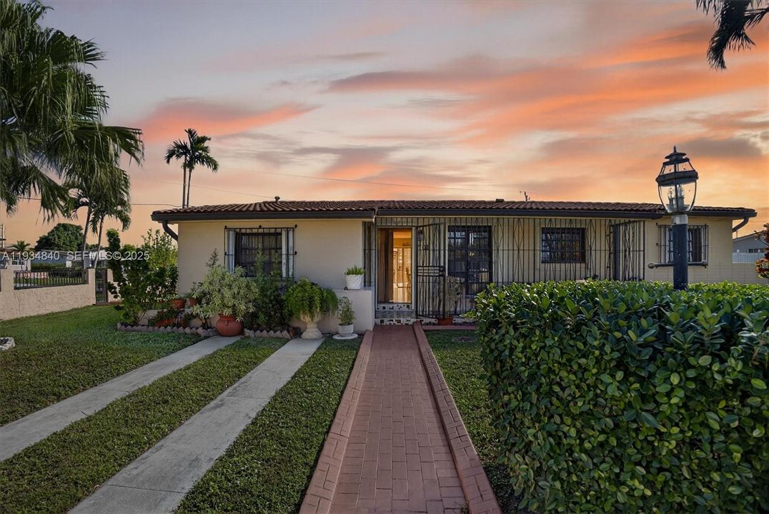 For Sale: $799,000 (3 beds, 2 baths, 1685 Square Feet)