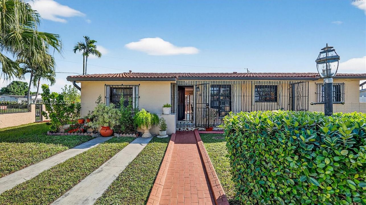 For Sale: $799,000 (3 beds, 2 baths, 1685 Square Feet)