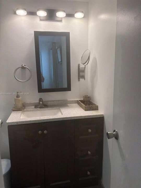 待售: $355,000 (2 贝兹, 2 浴室, 1005 平方英尺)