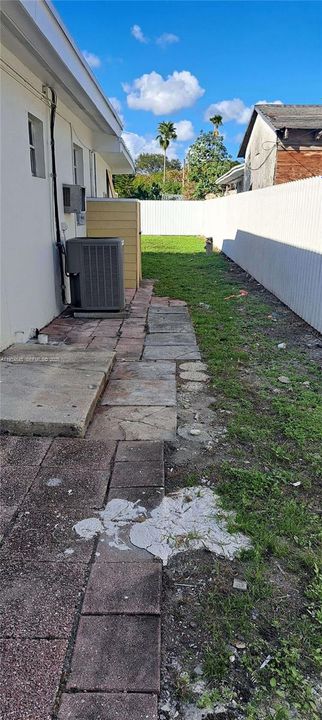 For Rent: $1,950 (2 beds, 1 baths, 1400 Square Feet)