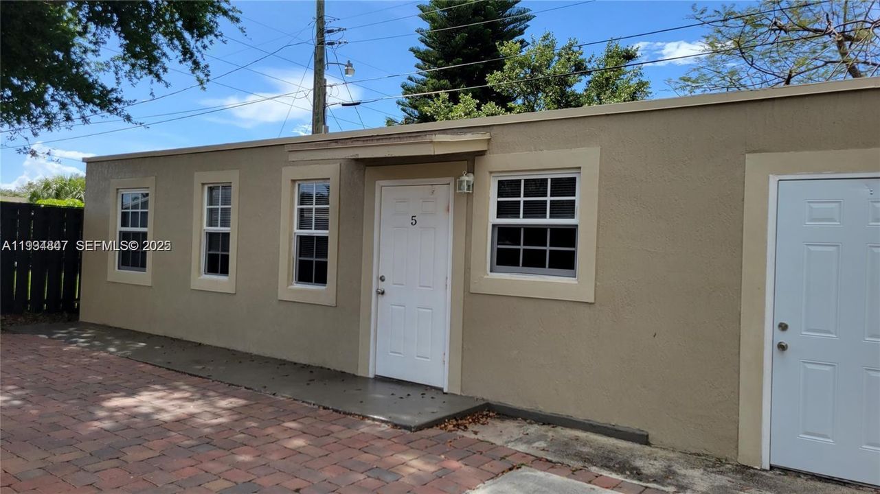 For Rent: $1,900 (2 beds, 1 baths, 3515 Square Feet)