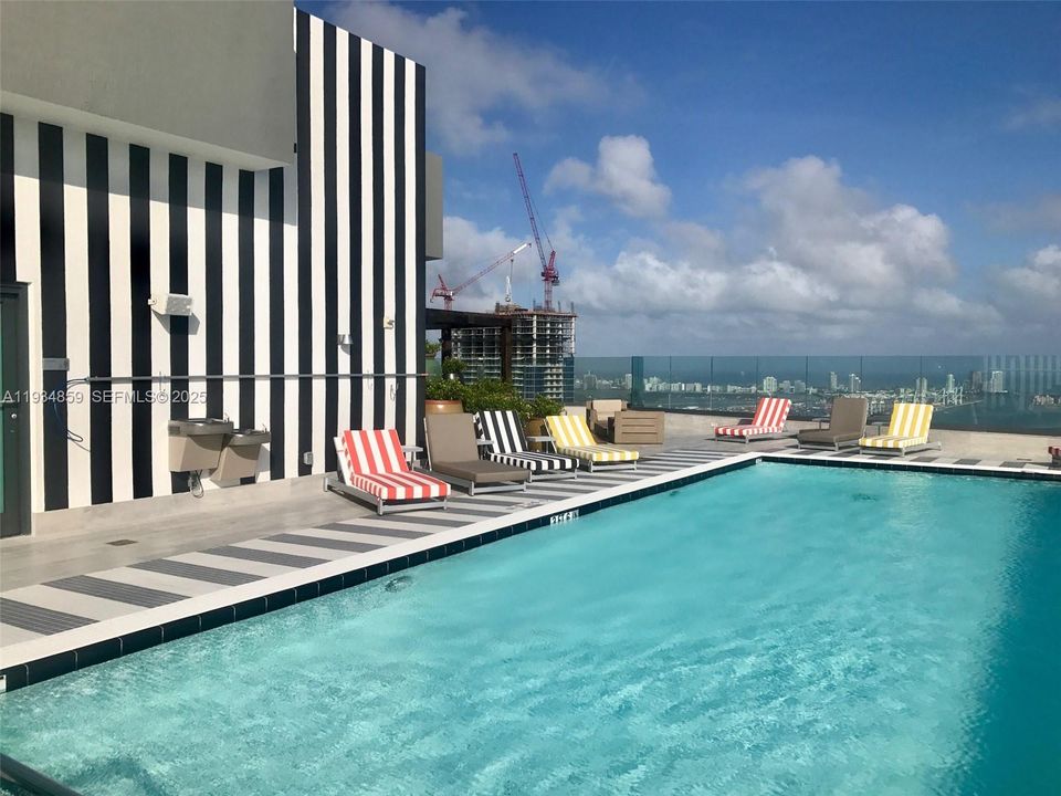 出租: $5,800 (3 贝兹, 2 浴室, 1154 平方英尺)