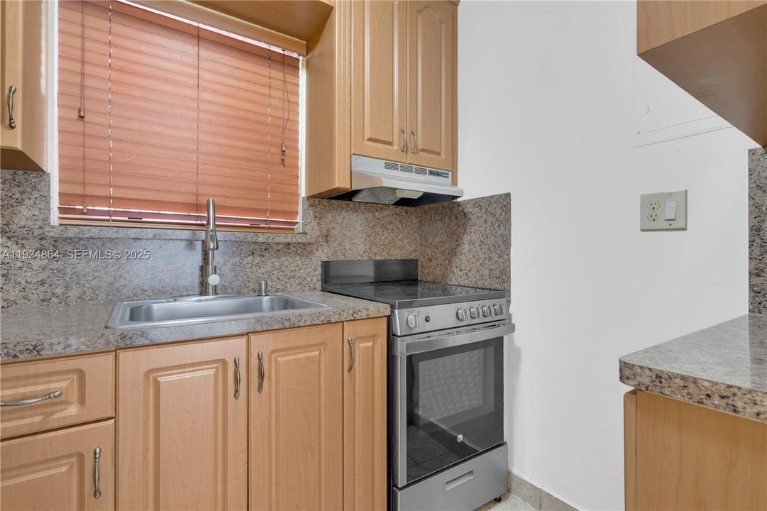 For Sale: $225,000 (2 beds, 1 baths, 648 Square Feet)