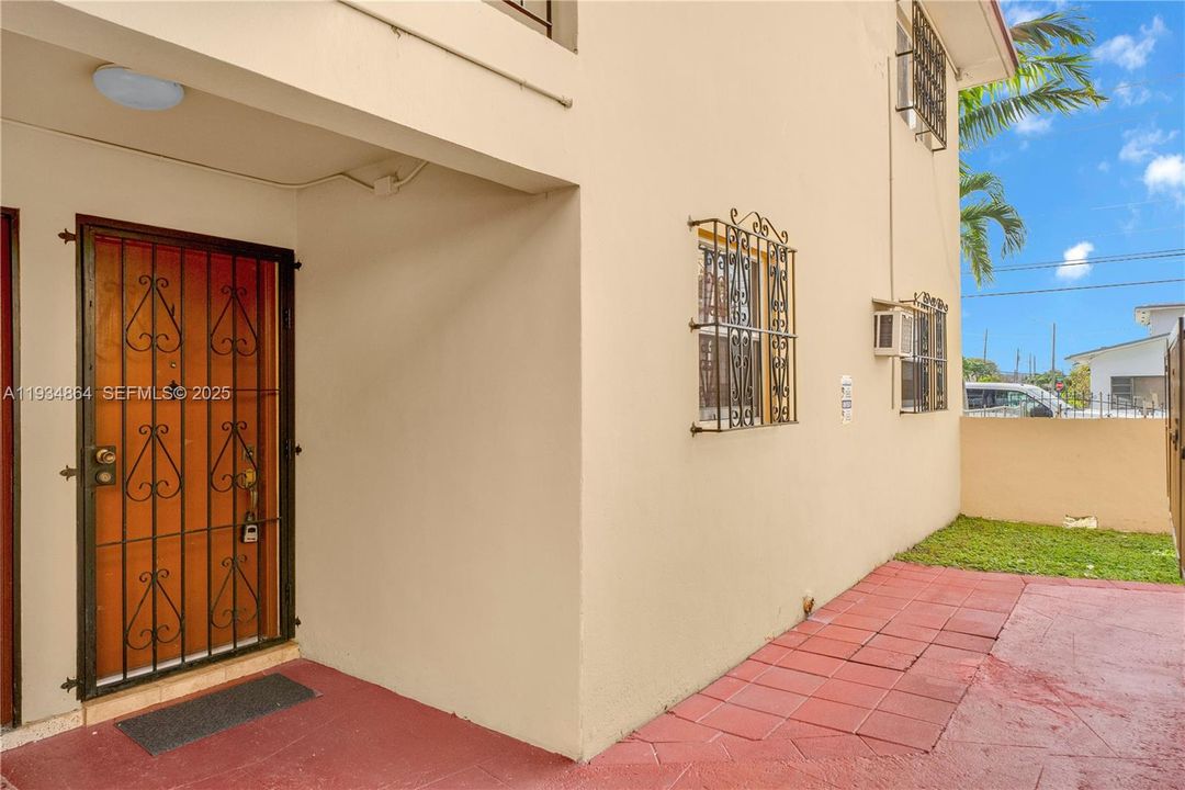 For Sale: $225,000 (2 beds, 1 baths, 648 Square Feet)