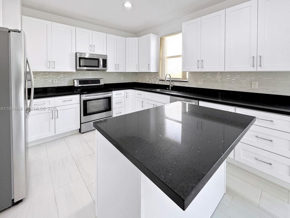 Recientemente alquilado: $3,550 (3 camas, 2 baños, 1701 Pies cuadrados)