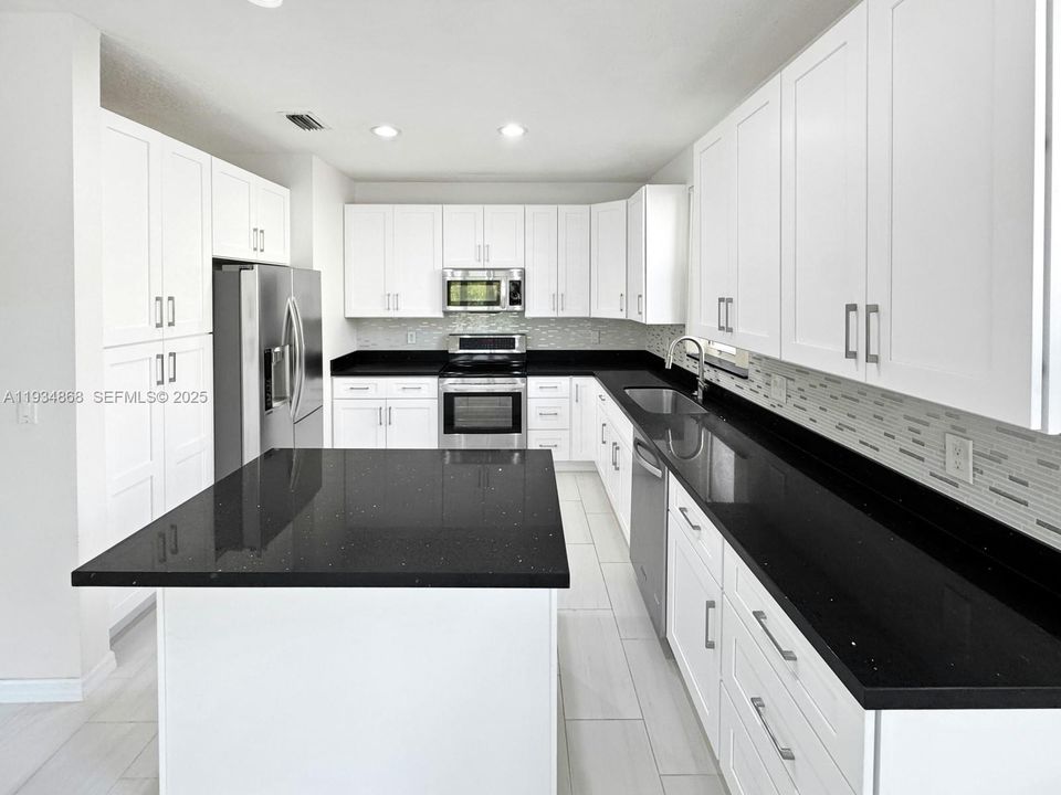 Recientemente alquilado: $3,550 (3 camas, 2 baños, 1701 Pies cuadrados)