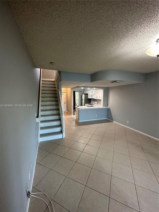 For Rent: $2,400 (2 beds, 1 baths, 990 Square Feet)